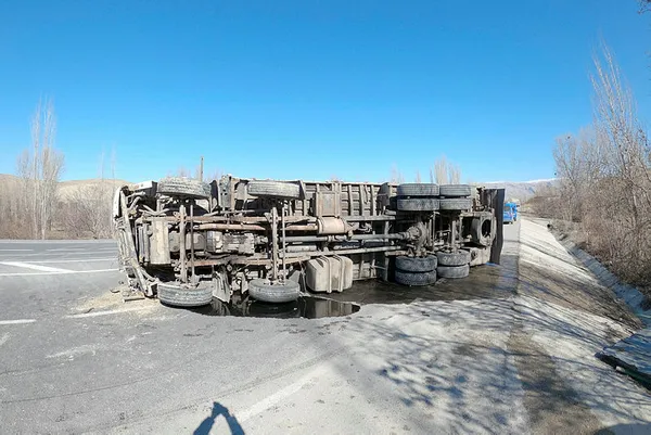 malatyada-freni-patlayan-kamyon-devrildi-6-yarali-1612624626789.jpg Malatya'da freni patlayan kamyon devrildi: 6 yaralı-5