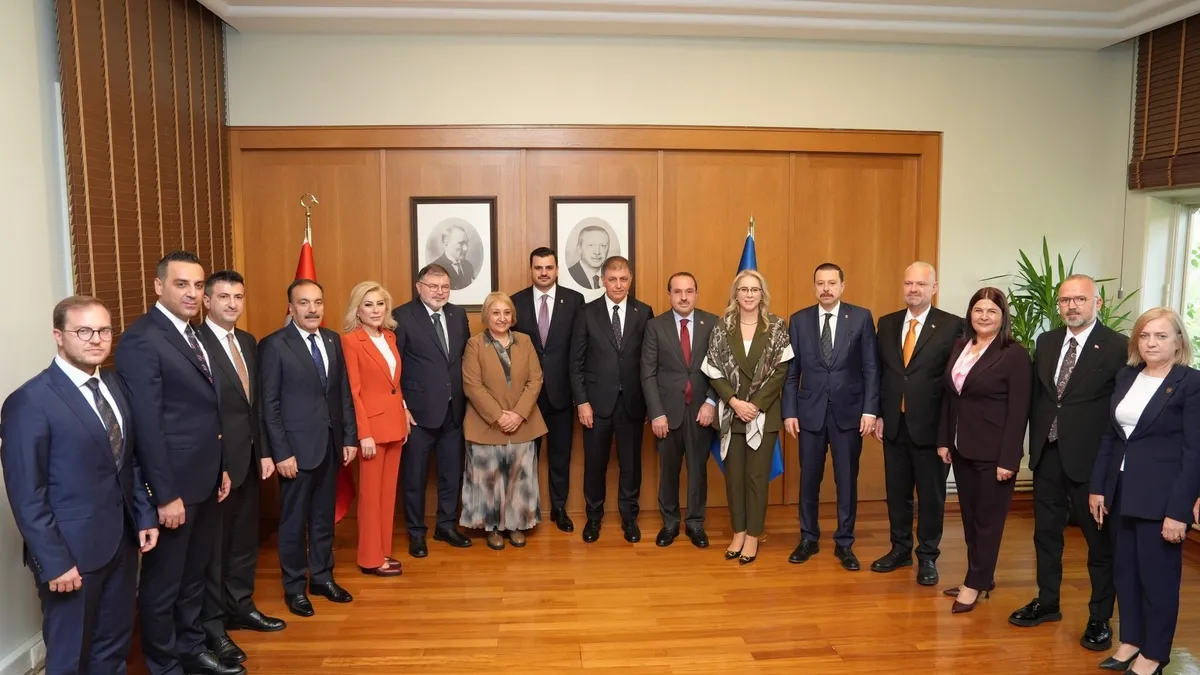 1791815513685.jpeg AK Parti'ye katılan Cemil Tugay'a ilk ziyaret: "Şimdi güzel İzmir'imiz için birlikte çok çalışma vakti"-2