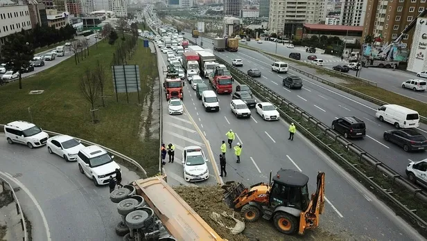 Son dakika: Esenyurt TEM Bağlantı Yolu'nda trafiği kilitleyen kaza! Hafriyat tırı devrildi-1