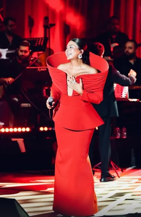 kiyafeti-olay-oldu-sibel-canin-kombinine-ince-belli-cay-bardagi-benzetmesi-1787229751653.jpg Sibel Can’ın çay bardağına benzetilen kostümü ve sahne kararı dikkat çekti: Seyirciye mesafe!-6