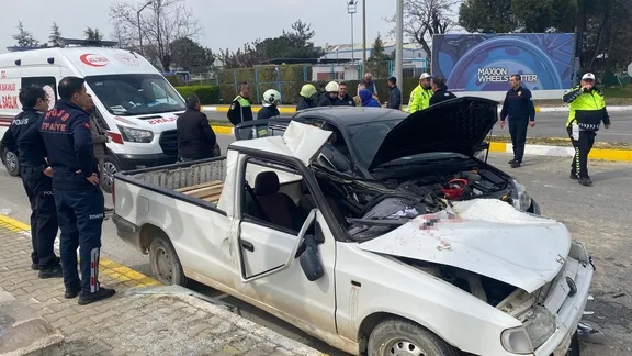 Manisa'da otomobil refüje çarpıp kamyonete saplandı: Kamyonet sürücüsü vefat etti