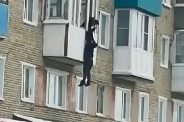 Evli kadınla yasak ilişki rezaletle bitti! Kocasının aniden eve gelmesiyle balkona koştu ve...