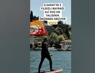 Bayrakla yalının önünden geçti