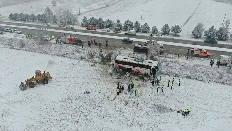 son-dakika-kastamonu-taskopru-kara-yolunda-otobus-devrildi-6-kisi-hayatini-kaybetti-33-yarali-sorusturma-basla-1706251716216.jpeg