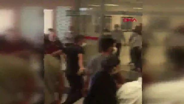 Şanlıurfa'da hasta yakınları maskesiz içeri girmek isteyince kavga çıktı!