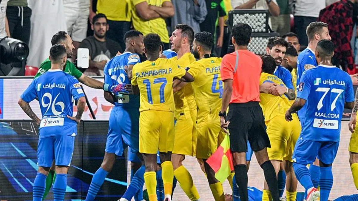 Cristiano Ronaldo'dan hakeme yumruk tehdidi! Al Nassr maçında saha karıştı