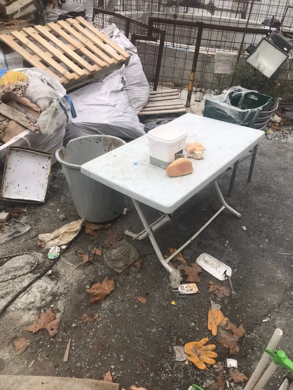 CHP’li İBB’nin metro inşaat şantiyesinden skandal görüntüler! 60 kişinin yemek yediği yemekhanede ne elektrik var ne su!-3