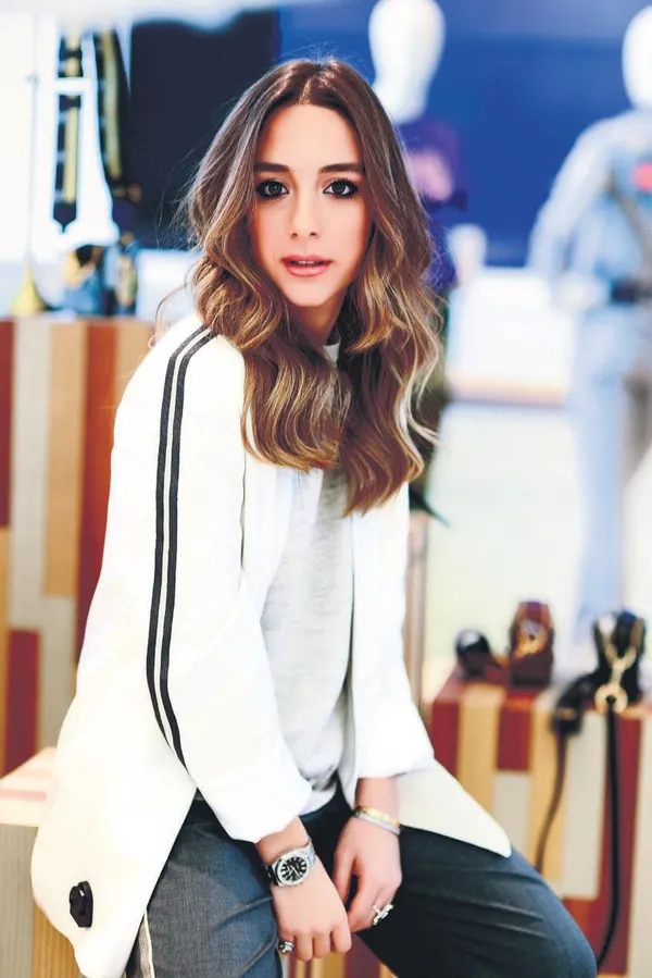 Uçak kazasında kızı Mina'yı kaybeden Beril Başaran İran'a gitti: Paylaştığı fotoğraftaki badem ağacı herkesi şaşırttı-1