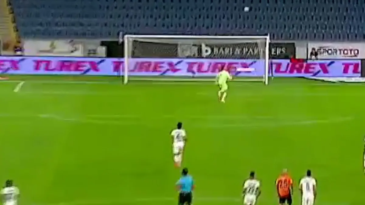Başakşehir’in yıldızı João Figueiredo Alanyaspor’a orta sahadan gol attı!