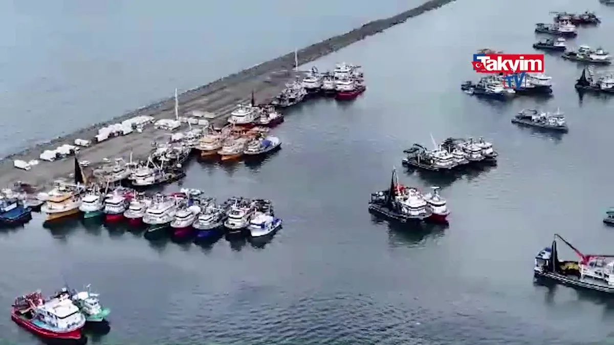 Balıkçı tekneleri limana sığındı