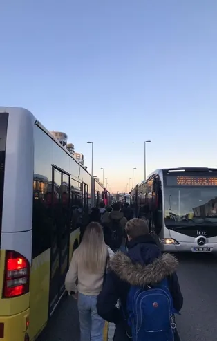 İstanbul'da yine metrobüs arızası! Duraklarda yoğunluk oluştu vatandaşa yürümek kaldı