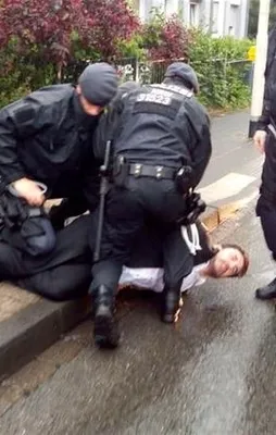 Almanya'da PKK'ya karşı gelen Türk'e polis şiddeti