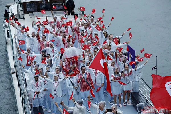 2024 Paris Olimpiyatları açılış töreninde Fransızlara şok! Sağanak vurdu liderlere yağmurluk dağıtıldı - 13
