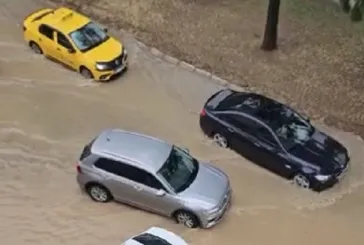 İzmir'i sağanak vurdu! Araçlar yolda kaldı, çarşıyı su bastı