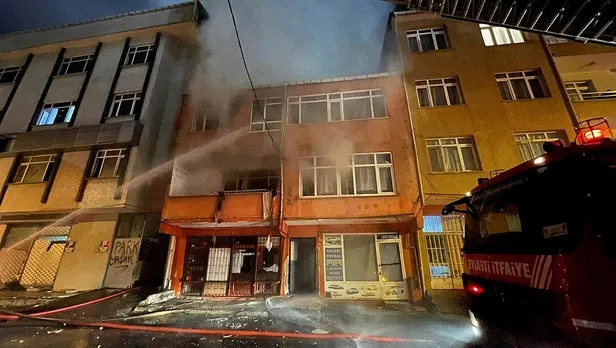 son-dakika-kadikoyde-bir-binada-buyuk-patlama-bir-kisi-yaralandi-vali-olay-yerinde-incelemelerde-bulundu-1665335192519.jpeg