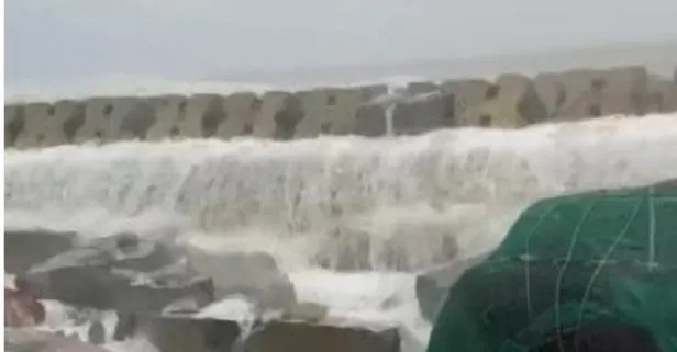 Megakent İstanbul şiddetli yağış ve fırtınaya teslim! Dev dalgalar balıkçıları denize düşürdü: O anlar böyle kaydedildi