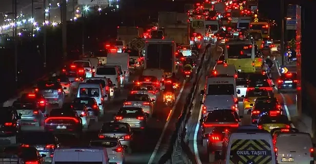 İstanbul'da trafik kilit! Yoğunluk yüzde 87: Durma noktasına geldi