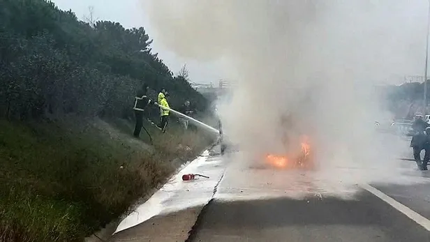 Son dakika: TEM Otoyolu’nda seyir halindeki otomobil alev alev yandı!-1