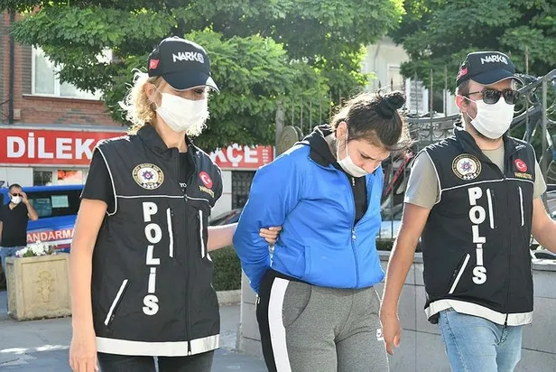 Eskişehir'de anne uyuşturucu şüphelisi kızına gözyaşlarıyla veda etti - 1