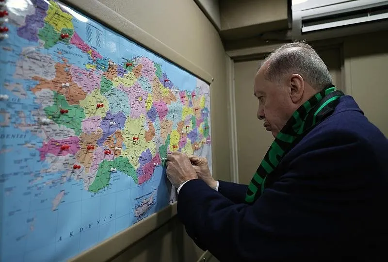 Başkan Erdoğan, mitinglerde kullandığı tırın içerisinde yer alan haritada, Kilis'in üzerini raptiyeyle işaretledi.
