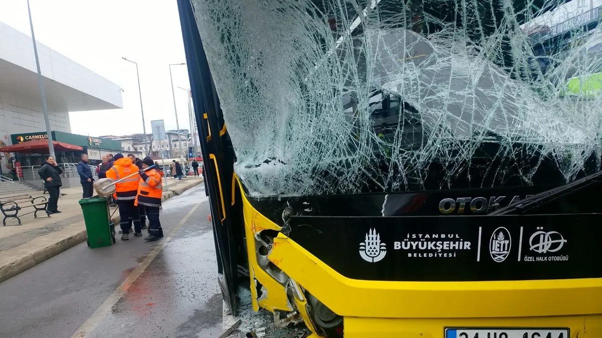 Silivri'de İETT otobüsü yolcu minibüsü çarpıştı: 3 yaralı