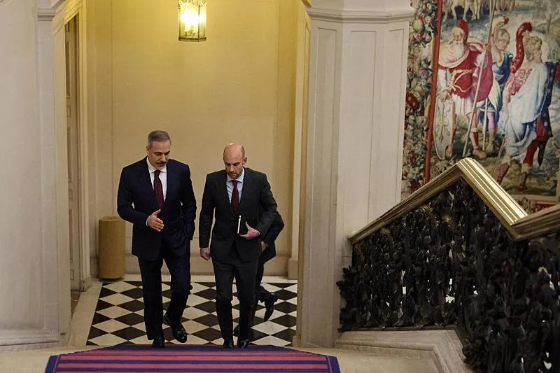 Dışişleri Bakanı Hakan Fidan, Fransa'ya gerçekleştirdiği resmi ziyaret kapsamında, Fransa Avrupa ve Dışişleri Bakanı Jean-Noel Barrot ile Paris'te bir araya geldi. (AA)