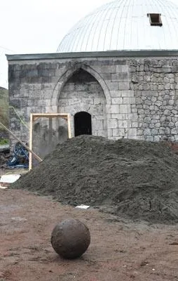 Kars'ta tarihi hamamda tarihi gülle bulundu