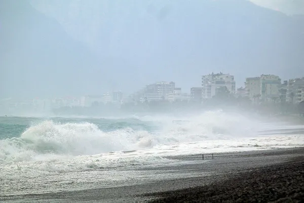 1610532563619.jpg Antalya'da hortum felaketi! Çatılar uçtu ağaçlar söküldü-2