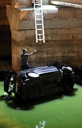 İzmir'de korkutan kaza! Otomobil dereye uçtu