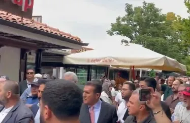 mustafa-sarigulden-cami-onunde-skandal-hareket-vatandasa-tekme-atti-1784899580608.jpeg Mustafa Sarıgül’den cami önünde skandal hareket! Vatandaşa tekme attı-4