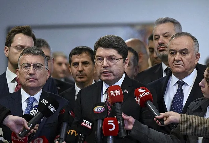 Saadet Partisi Milletvekili Hasan Bitmez kürsüde fenalaştı yere yığıldı! Bakan Koca açıkladı: "Durumu son derece ciddi"-8