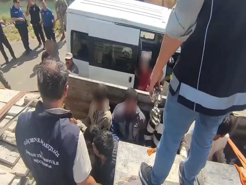 Bakan Yerlikaya duyurdu! 98 göçmen kaçakçılığı organizatörü tutuklandı-1