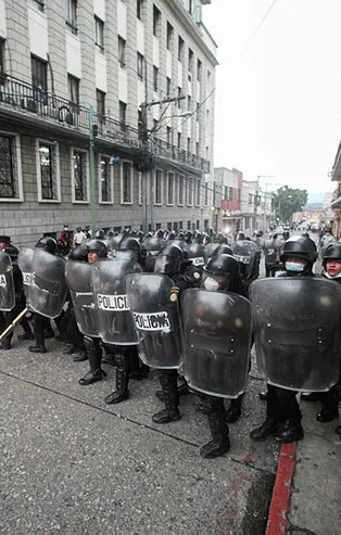 Guatemala'da büyük karışıklık! Emekli askerler kongre binasını bastı