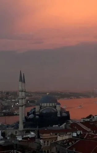 İstanbul Boğazı kızıla boyandı