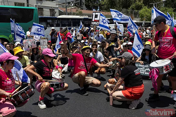 Tel Aviv'de kafesli protesto! Onlarca İsrailli, Netanyahu'nun istifası için sokaklara döküldü: Sen baştasın, sen suçlusun - 23