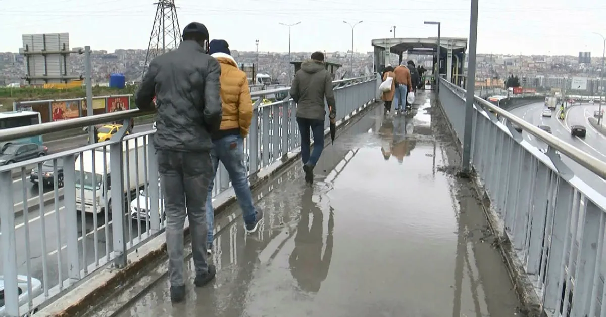 CHP’li Esenyurt Belediyesi’nde durum içler acısı! Vatandaşlar üst geçitten geçebilmek için adeta savaş veriyor!