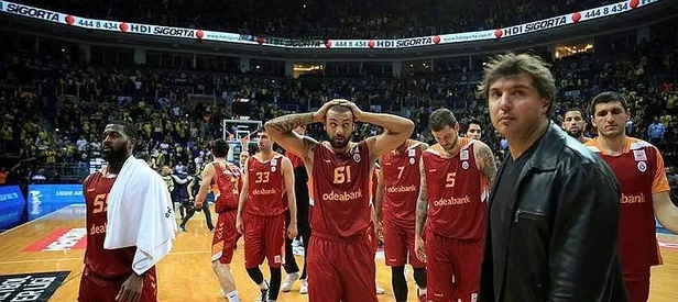 Galatasaray, Smith ve Dentmon'ı kadro dışı bıraktı