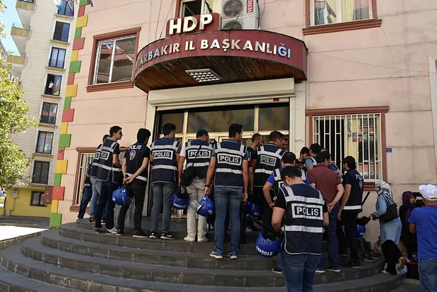 Son dakika: Diyarbakır'da HDP önünde eylem yapan aile sayısı 4'e çıktı-4