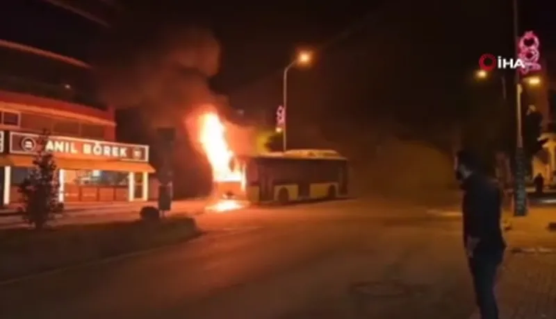 Büyükçekmece'de İETT yangını (İHA)