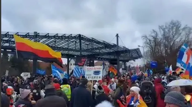 abdnin-almanyadaki-hava-ussunde-protesto-binlerce-kisi-amerikali-evine-git-slogani-atti-1677443391887.jpeg ABD'nin Almanya'daki hava üssünde protesto! Binlerce kişi "Amerikalı evine git" sloganı attı-2