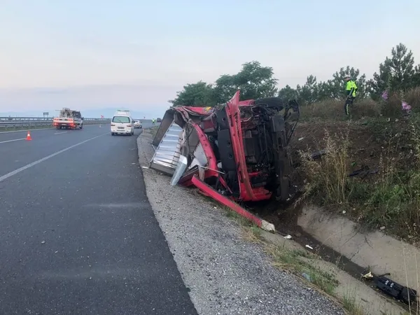 karsi-seride-gecen-tir-otobusle-kafa-kafaya-carpisti-2-olu-6si-agir-20-yarali-1687324055292.jpeg