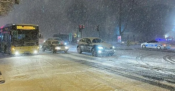 Kar İstanbul’u kilitledi! İETT aracı kaza yaptı trafik durdu
