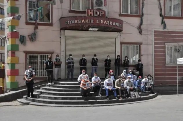 Evlat nöbetindeki baba: "Çocuklarım PKK'ya satıldı! Artık herkes HDP'nin iç yüzünü görsün"