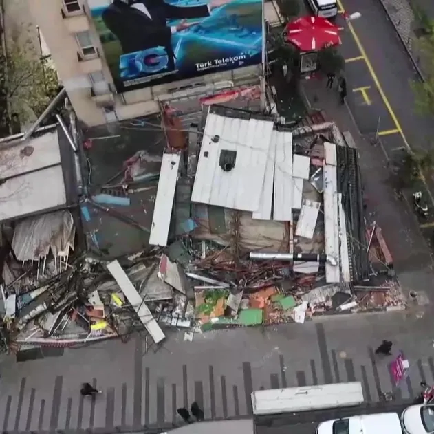 Şişli'de 25 kişinin zehirlenmesi iddiasıyla gündeme gelen restoran yıkıldı