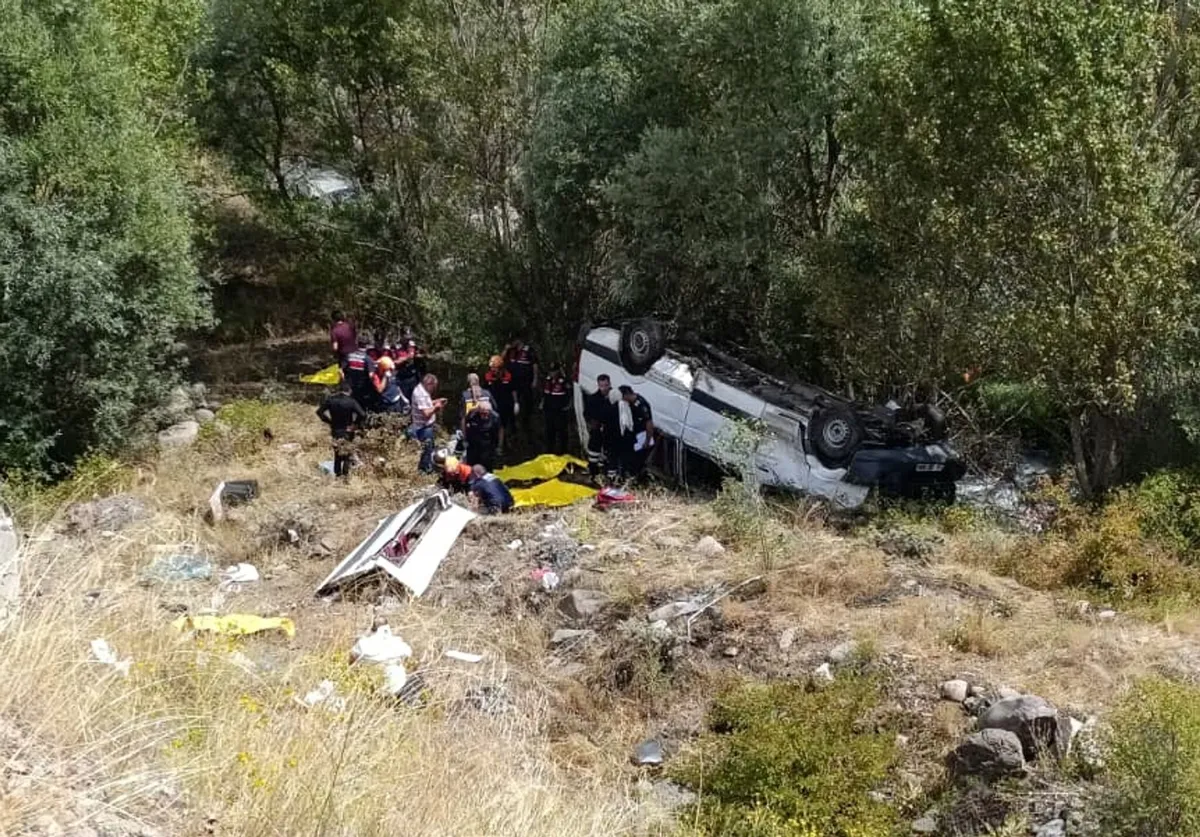 Sivas'ta yolcu minibüsü şarampole devrildi: 4 kişi hayatını kaybetti, 10 kişi yaralandı! Ölenlerin kimlikleri belli oldu-5