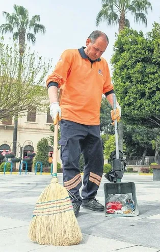 Temizlik işçisi Ali Kılıç insanlık dersi verdi! Yolda bulduğu para dolu cüzdanın tek kuruşuna dokunmadan sahibine verdi