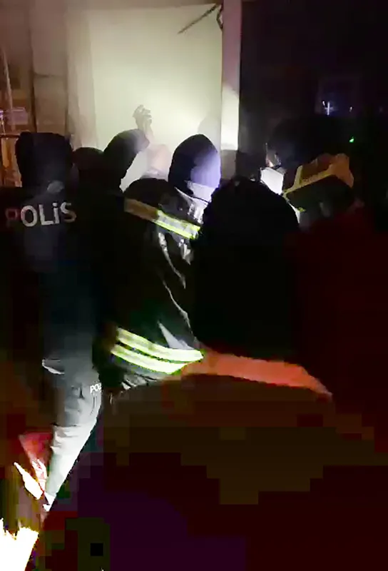 itfaiye-erinden-gorulmemis-fedakarlik-afgan-cocuklara-kendi-oksijen-maskesini-takti-sonrasinda-kalp-krizi-geci-1642411767446.jpg İtfaiye erinden görülmemiş fedakarlık! Afgan çocuklara kendi oksijen maskesini taktı sonrasında kalp krizi geçirdi-7