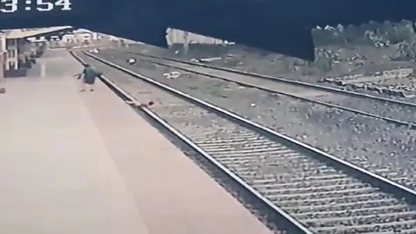 Tren istasyonunda zamanla yarış! İstasyon çalışanı raylara düşen çocuğu ezilmekten son anda kurtardı-4