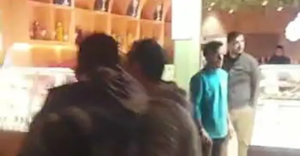 Kadıköy'de kavga: Tekmeler yumruklar havada uçuştu