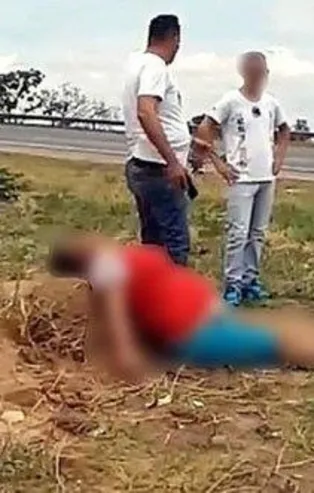 Kadının karnını keserek bebeğini çaldılar